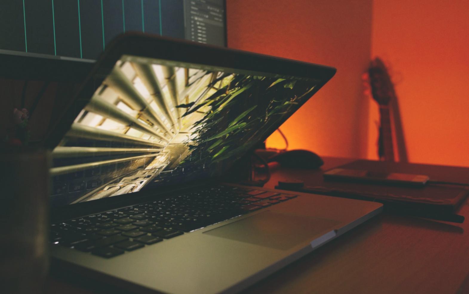 Ambiente de aprendizagem colaborativa com estudantes a trabalhar em projetos de tecnologia financeira